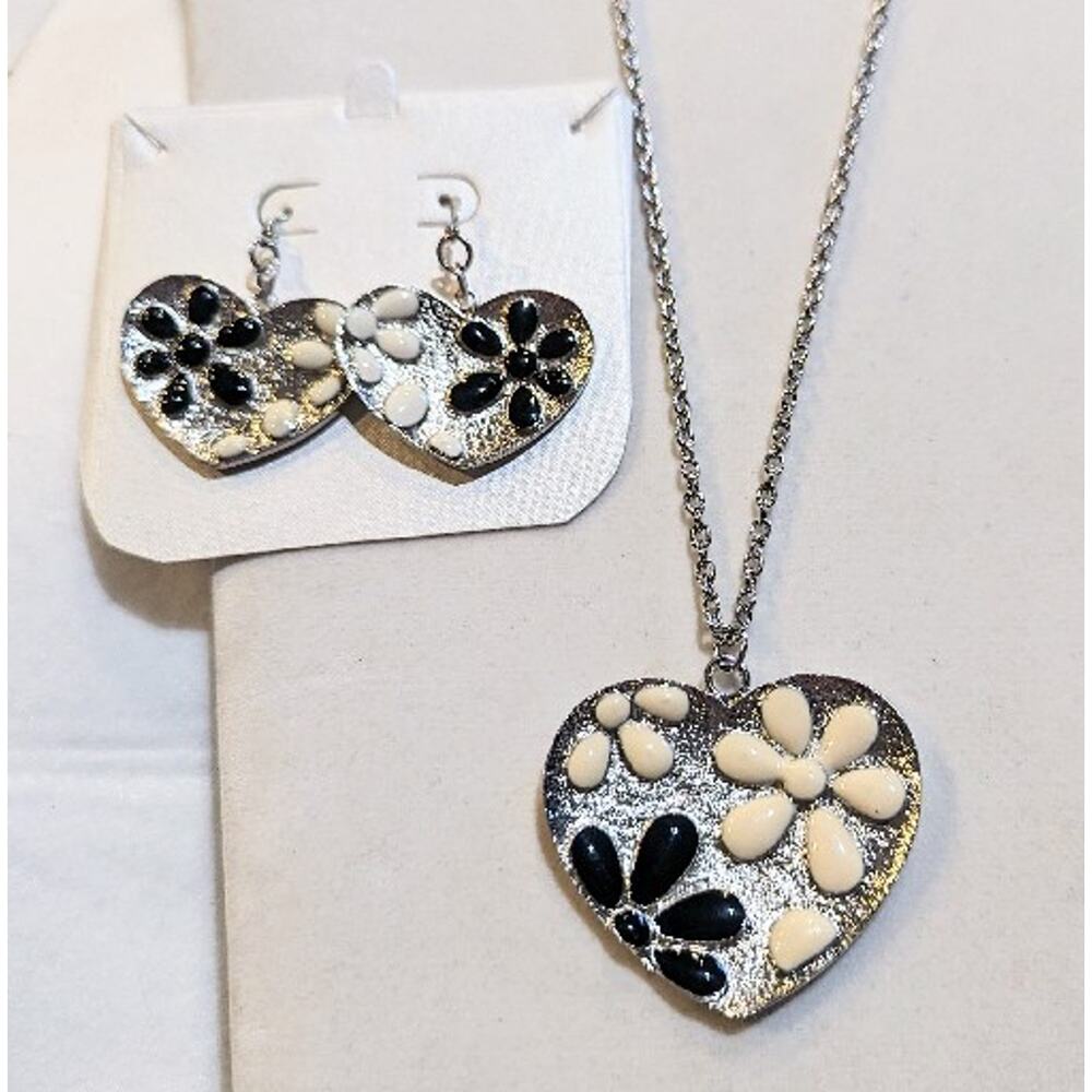 Avon Flower Heart Design Enamel Pendant Necklace And Earrings Set Silver Tone